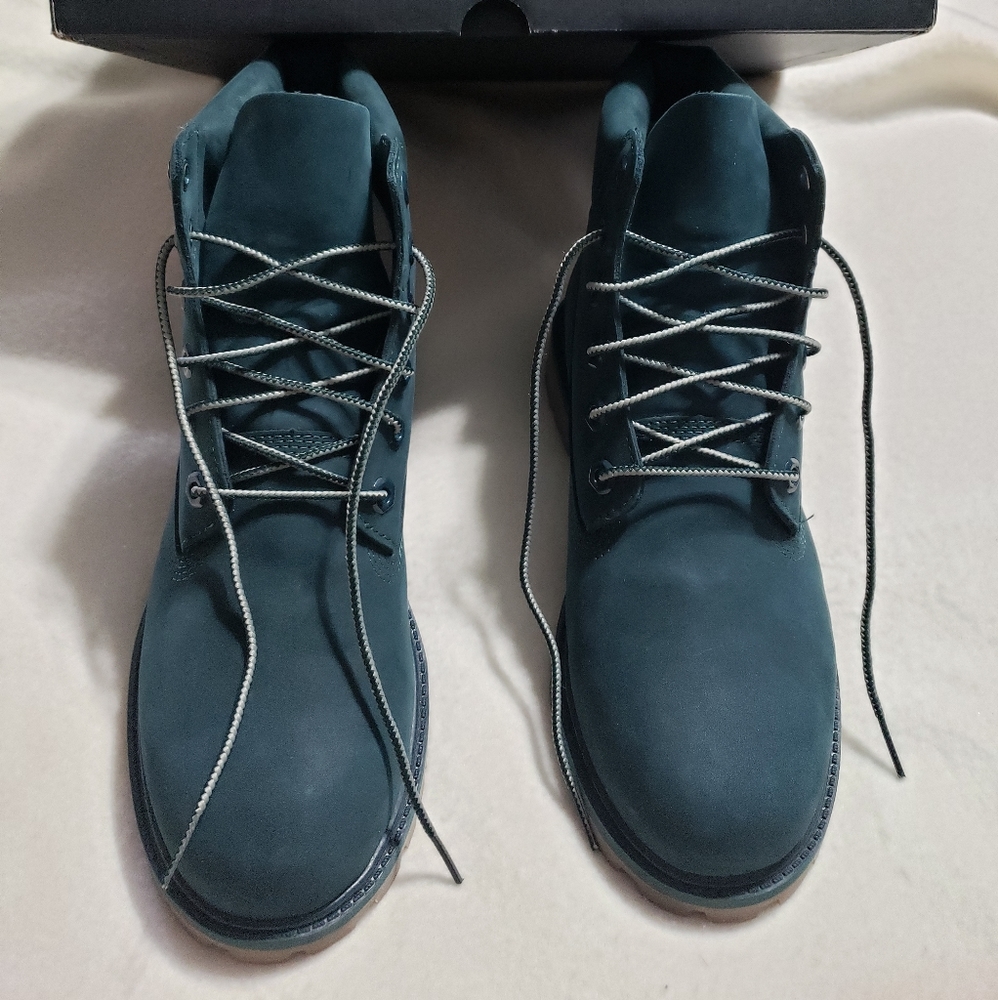 Like New Limited Edition Timberlands Size 9 Women's or Juniors 7.   Green